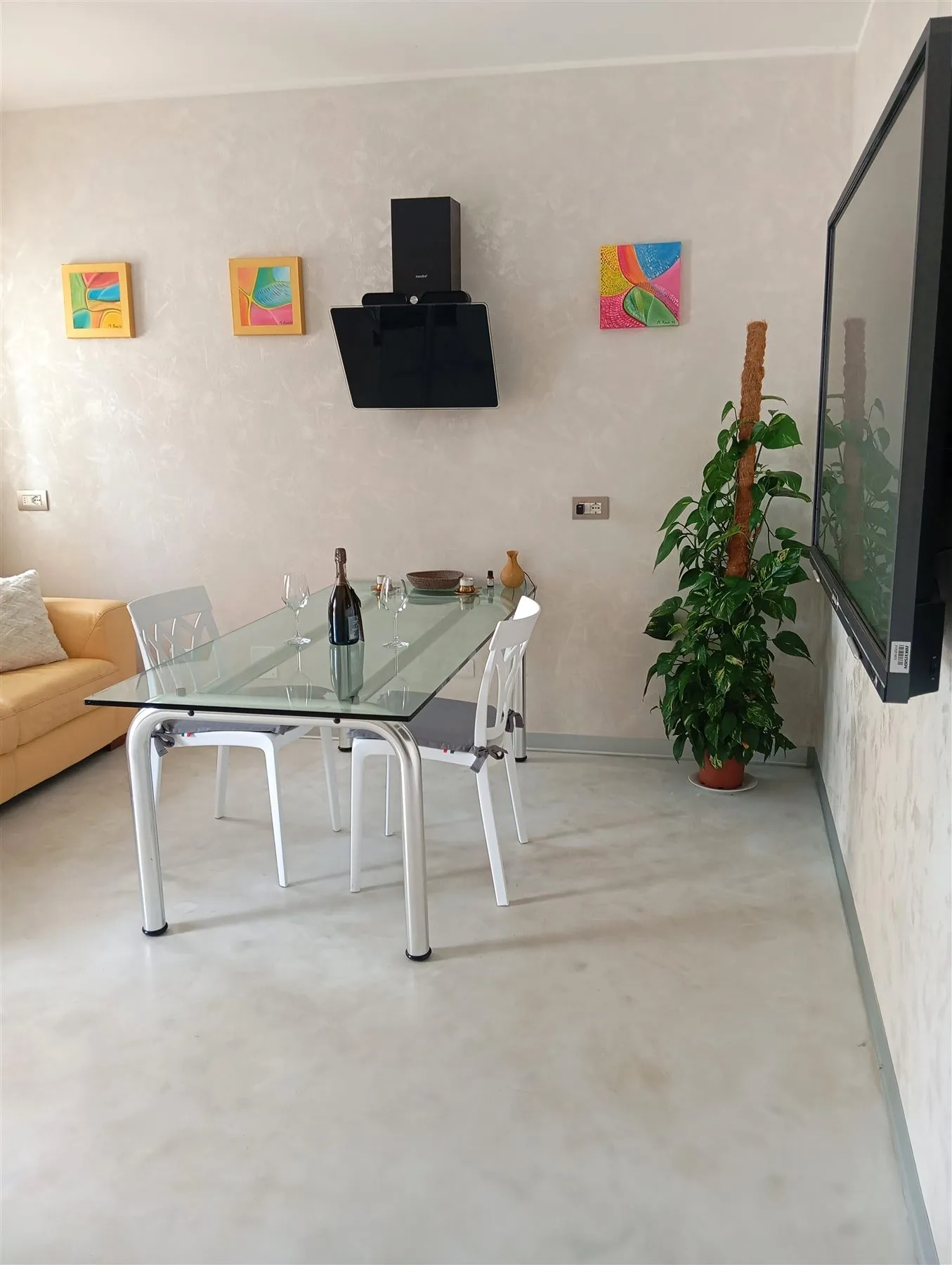 Zona living con tavolo in vetro
