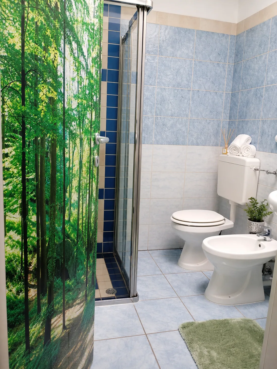 Bagno completo con doccia, WC e bidet